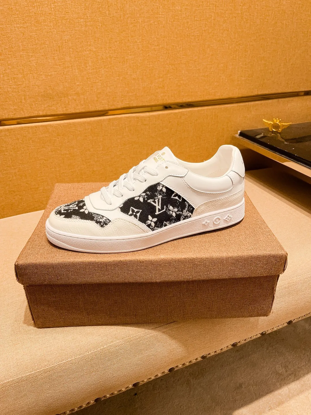 Men's shoes💰 400💰[LV]🔥Louis Vuitton, high-end men's shoes brand, official website 1:1 latest masterpiece: the upper is made of Italian imported first-layer cowhide with a comfortable and breathable lining➕original non-slip and wear-resistant outsole🔥, making walking more convenient and comfortable! An exclusive new model, a stunning work, a beautiful 1:1 replica [color] compared to the official quality! Create a fashionable personality to set off your uniqueness! A must-have for trendy men! Classic🔥Size: 38-44 Color: 🔥 2⃣️colors available🔥